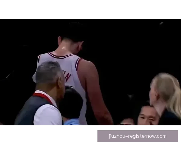 申京疑似腰部受伤多次捂腰返回更衣室比赛情况引关注